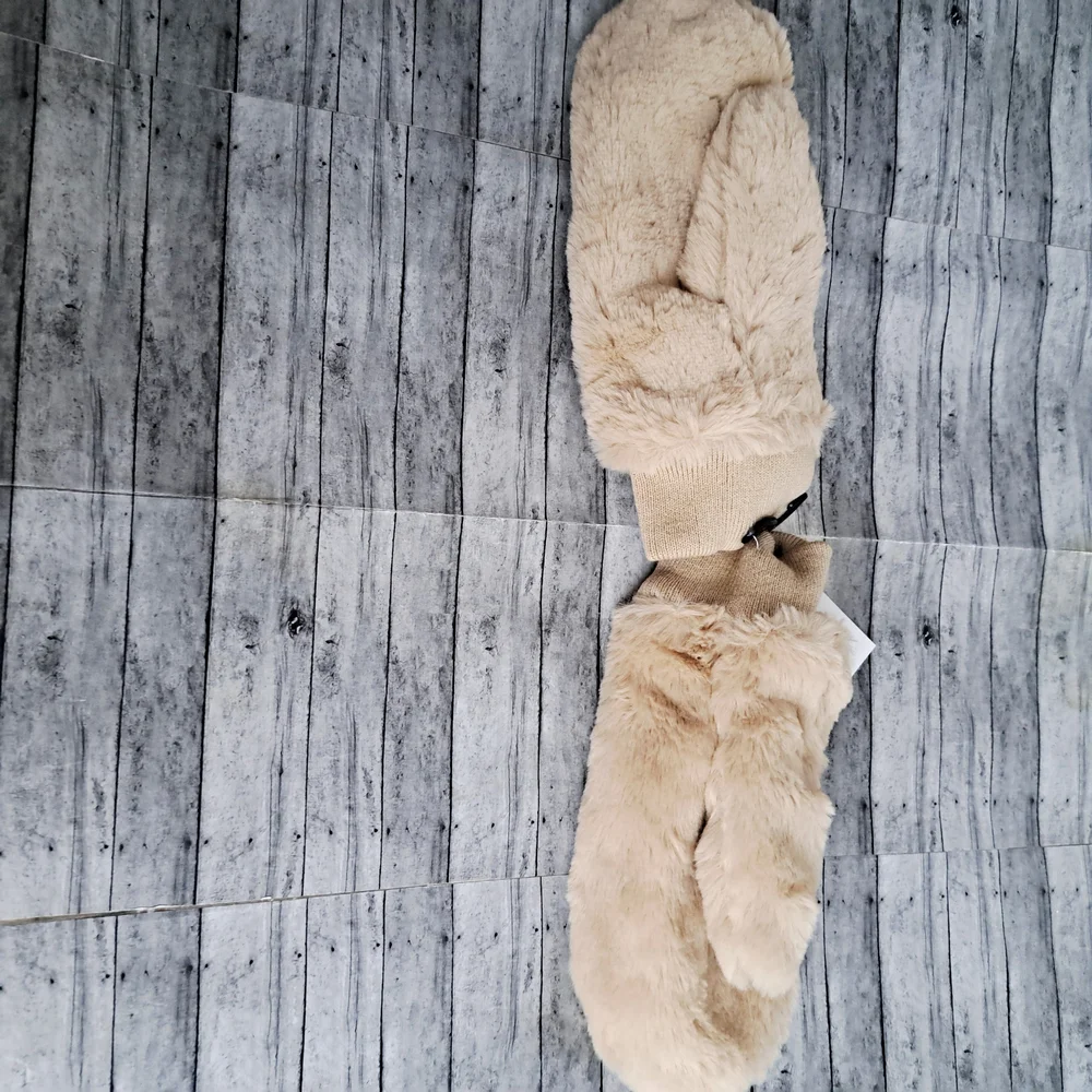 Time and Tru Tan Cozy Faux Fur Fully Lined Fuzzy Mittens
